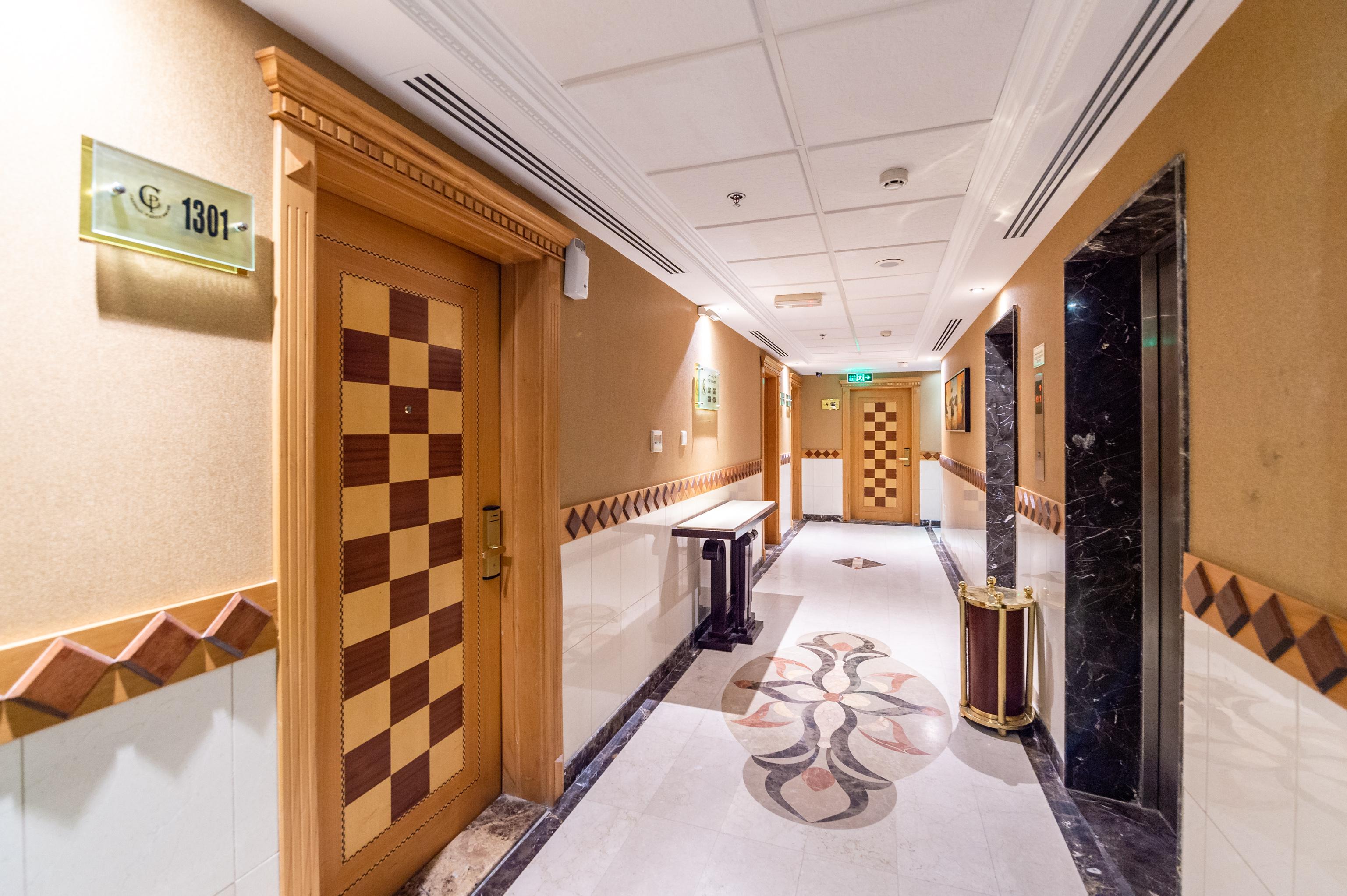 Crystal Plaza Hotel 2*